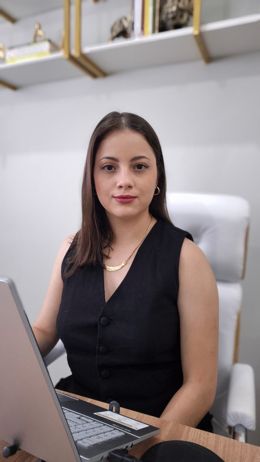 Stephanie Nascimento, advogada previdenciarista, em seu escritório